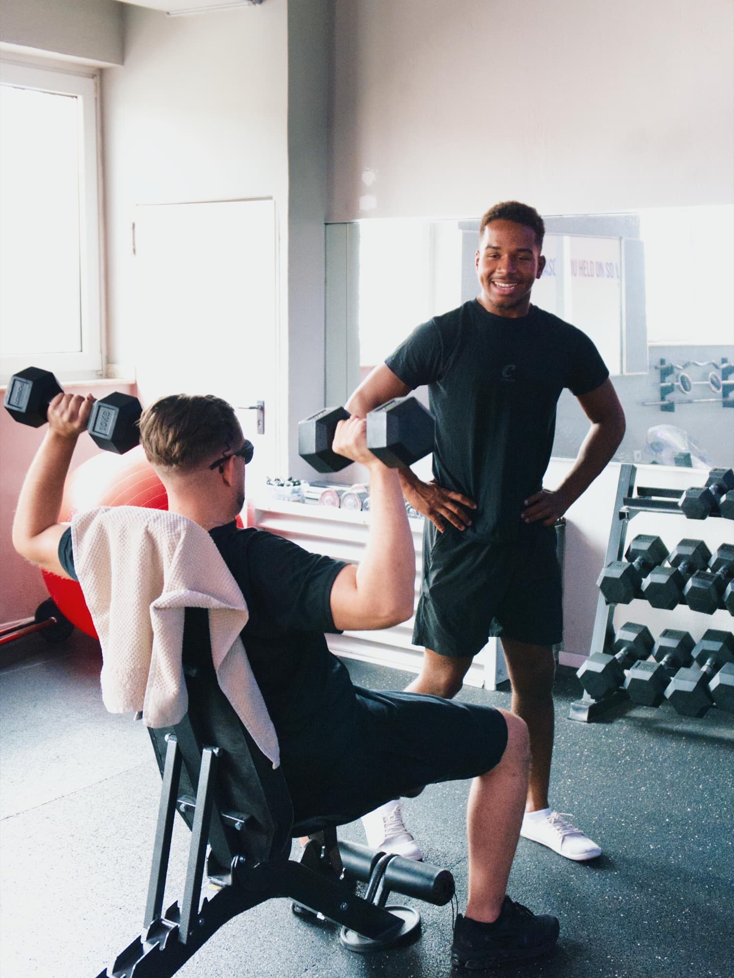 David Jurcevic coacht einen Klienten am Kraftgerät bei Chidera Athletics